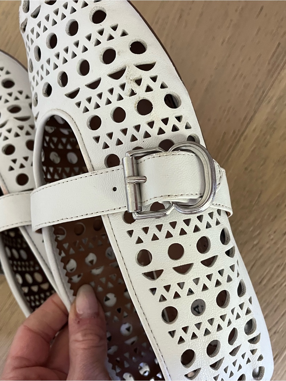 Alaïa Vienne White Laser-Cut Leather Ballet Flats - Picture 10 of 10